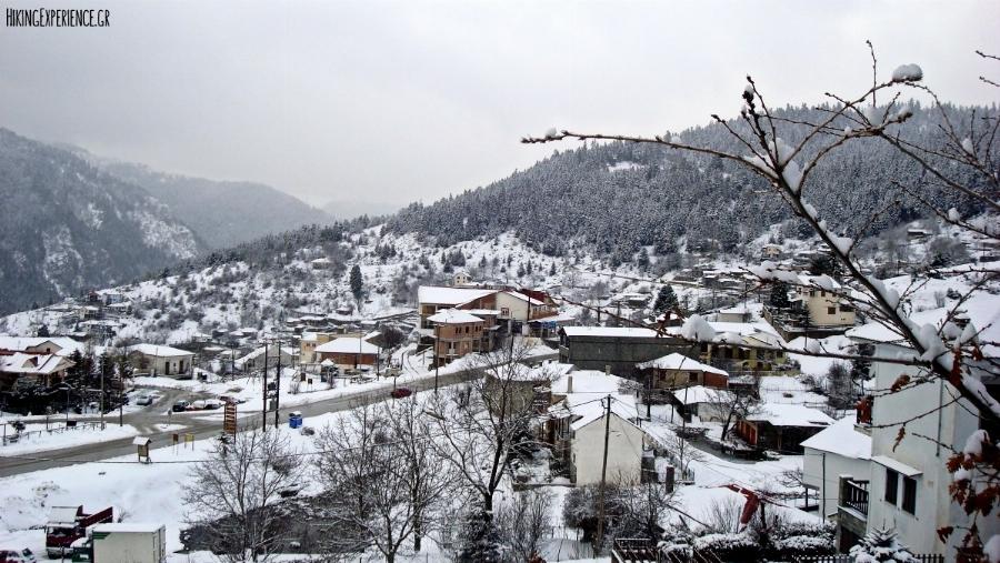 Νεραϊδοχώρι: Το παραμυθένιο χωριό των Τρικάλων που ντύνεται στα λευκά, και μυρίζει ολόκληρο τζάκι και κάστανο