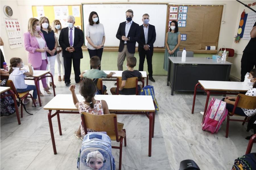 Μητσοτάκης προς μαθητές: Θαυμάζω τη συνέπεια σας