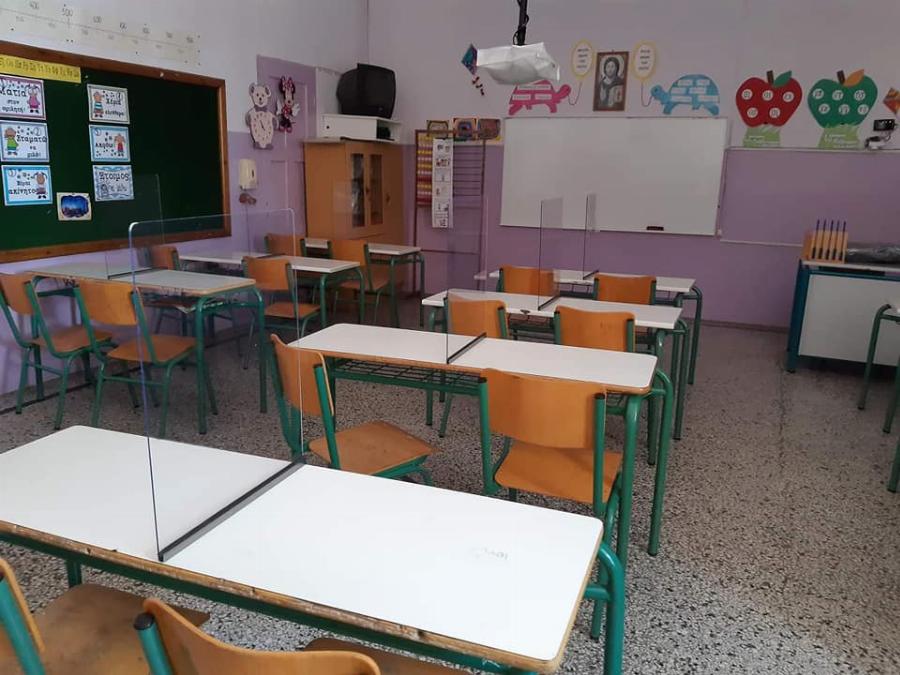 Σχολείο πλέξιγκλας: Αυτό είναι το πρώτο ελληνικό δημόσιο σχολείο με πλέξιγκλας στα θρανία