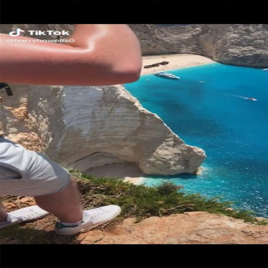 Ζάκυνθος Ναυάγιο: Επικίνδυνα βίντεο πάνω στο γκρεμό για μερικές προβολές στο Tik Tok –  Κόβουν την ανάσα οι εικόνες