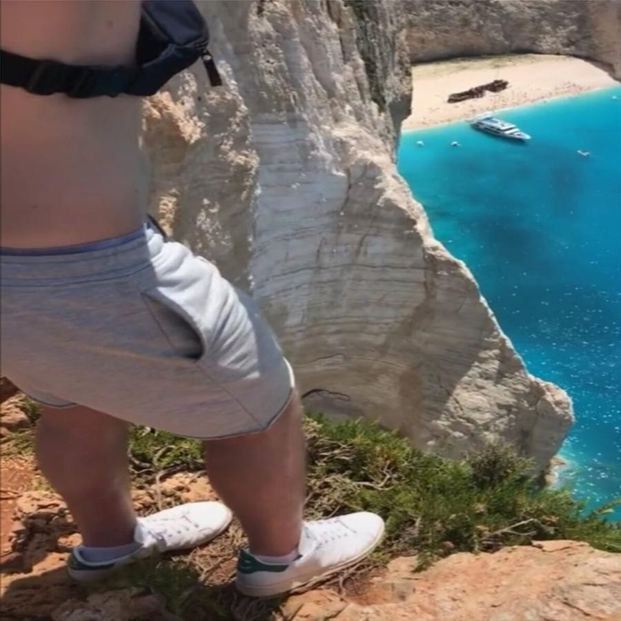 Ζάκυνθος Ναυάγιο: Επικίνδυνα βίντεο πάνω στο γκρεμό για μερικές προβολές στο Tik Tok –  Κόβουν την ανάσα οι εικόνες