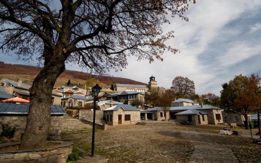 Οι 10 πιο γραφικοί φθινοπωρινοί προορισμοί που θα θέλετε να χαθείτε για πάντα στα λιθόστρωτα καλντερίμια τους