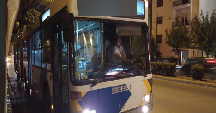 Οδηγός λεωφορείου χωρίς μάσκα μιλάει στο κινητό ενώ οδηγεί – Καλώς ήρθατε στην Ελλάδα του 2020
