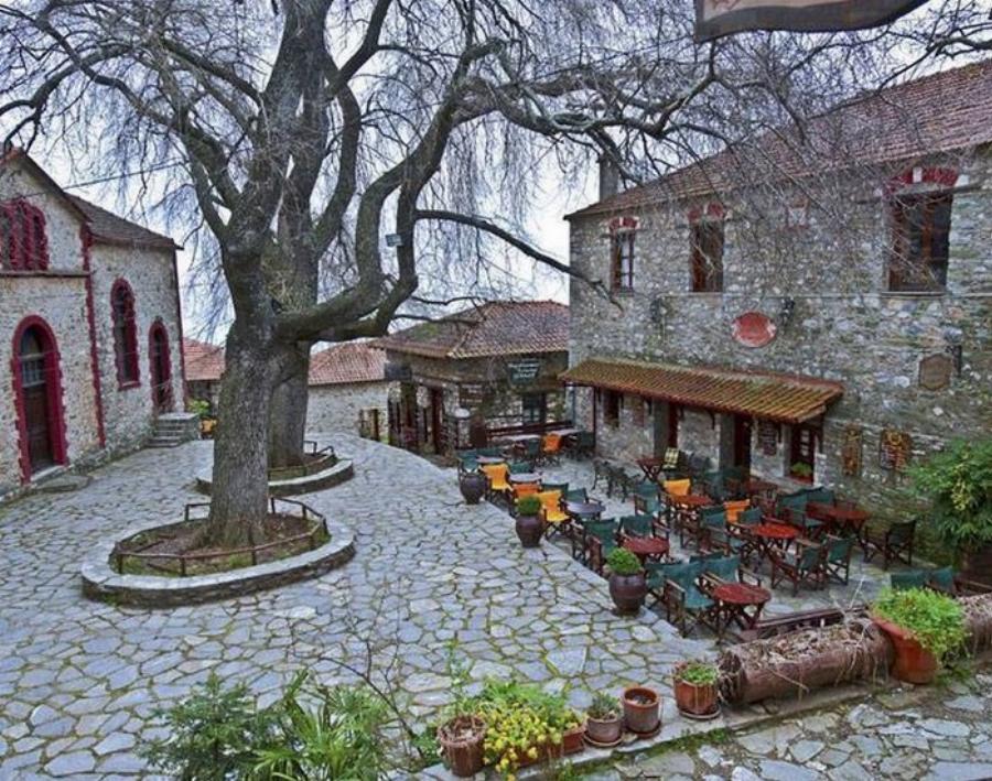 Οι 10 πιο γραφικοί φθινοπωρινοί προορισμοί που θα θέλετε να χαθείτε για πάντα στα λιθόστρωτα καλντερίμια τους