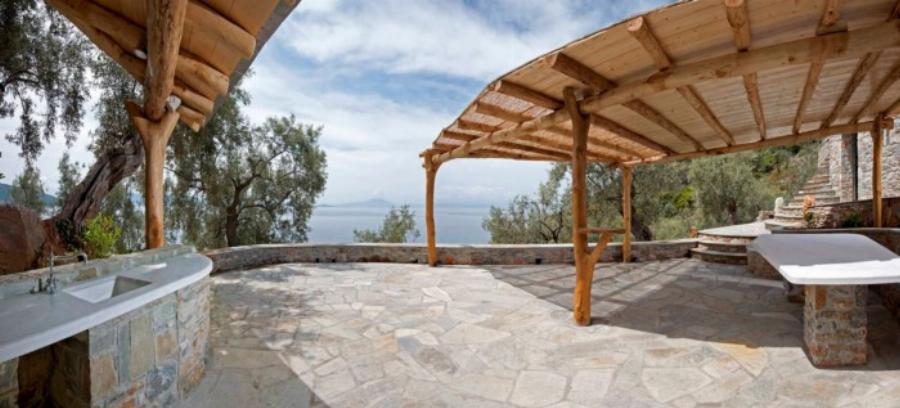 Η εντυπωσιακή κατοικία στο Πήλιο με την απίστευτη θέα στη θάλασσα πάνω σε μια πλαγιά με ελαιώνες