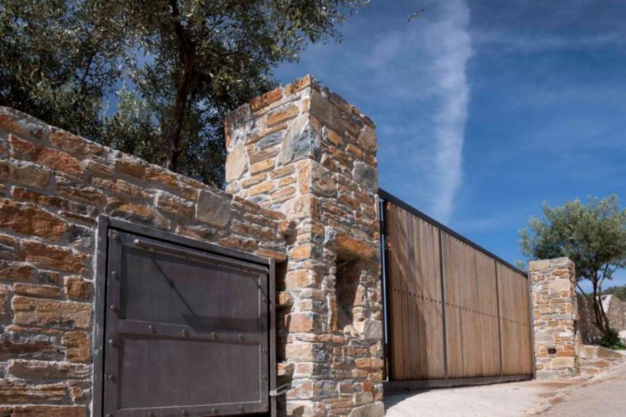 Η εντυπωσιακή κατοικία στο Πήλιο με την απίστευτη θέα στη θάλασσα πάνω σε μια πλαγιά με ελαιώνες