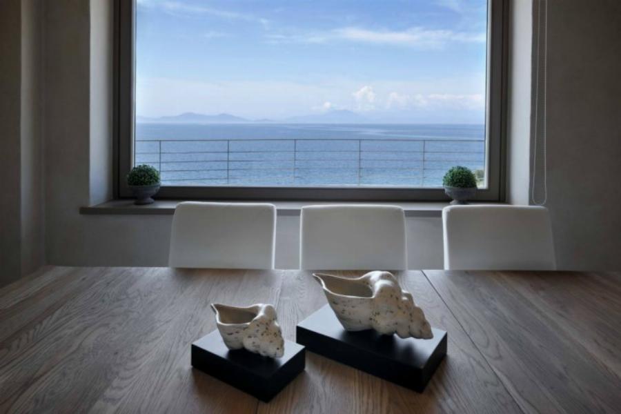 Η εντυπωσιακή κατοικία στο Πήλιο με την απίστευτη θέα στη θάλασσα πάνω σε μια πλαγιά με ελαιώνες