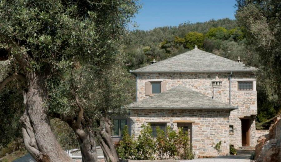 Η εντυπωσιακή κατοικία στο Πήλιο με την απίστευτη θέα στη θάλασσα πάνω σε μια πλαγιά με ελαιώνες