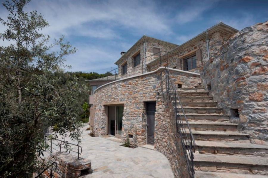 Η εντυπωσιακή κατοικία στο Πήλιο με την απίστευτη θέα στη θάλασσα πάνω σε μια πλαγιά με ελαιώνες