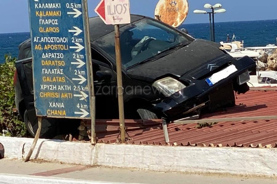 Χανιά τροχαίο: Απίστευτο και όμως αληθινό – Αυτοκίνητο προσγειώθηκε πάνω σε στέγη μετά από τροχαίο στα Χανιά