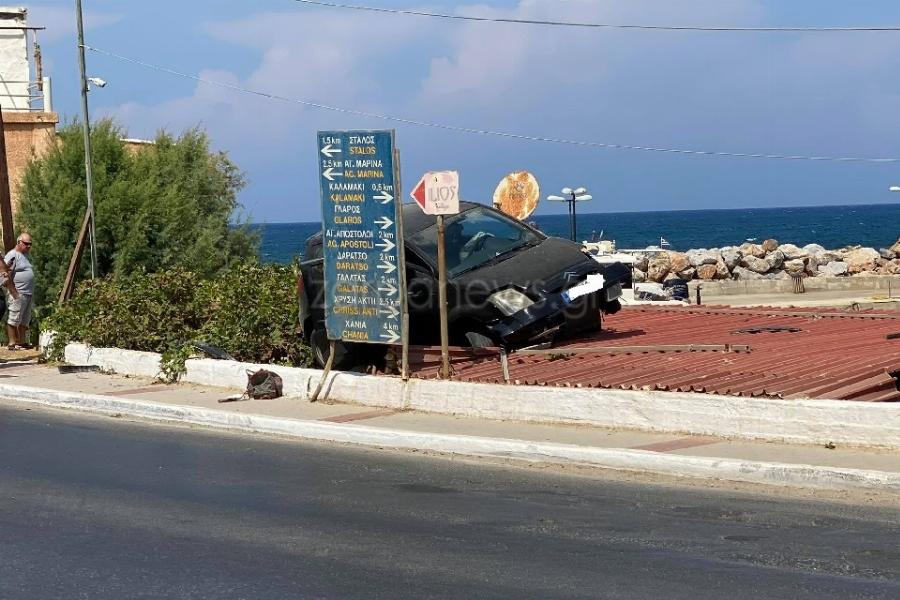Χανιά τροχαίο: Απίστευτο και όμως αληθινό – Αυτοκίνητο προσγειώθηκε πάνω σε στέγη μετά από τροχαίο στα Χανιά
