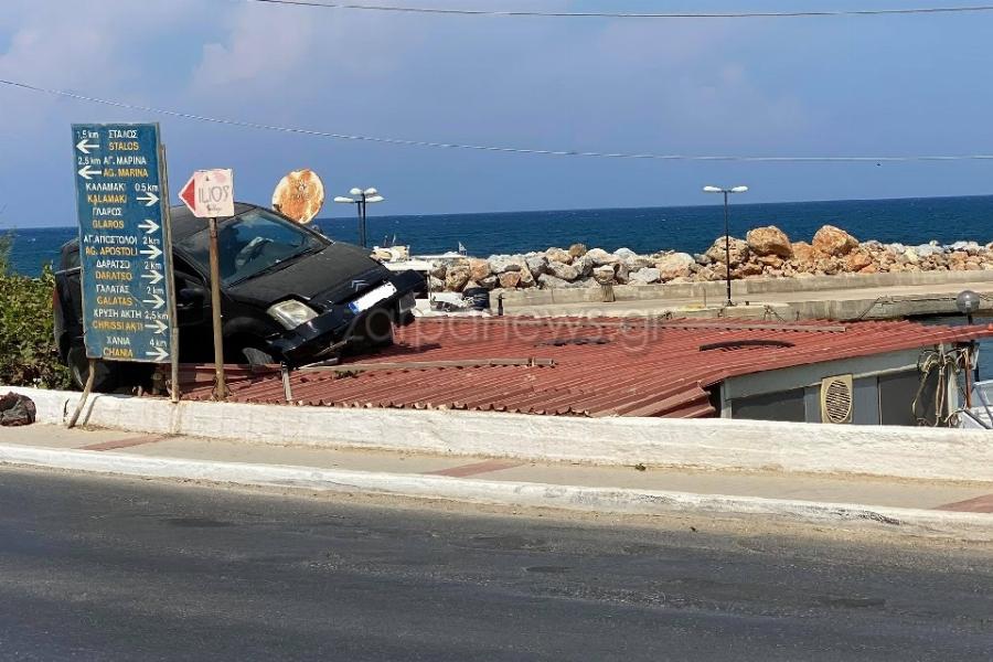 Χανιά τροχαίο: Απίστευτο και όμως αληθινό – Αυτοκίνητο προσγειώθηκε πάνω σε στέγη μετά από τροχαίο στα Χανιά