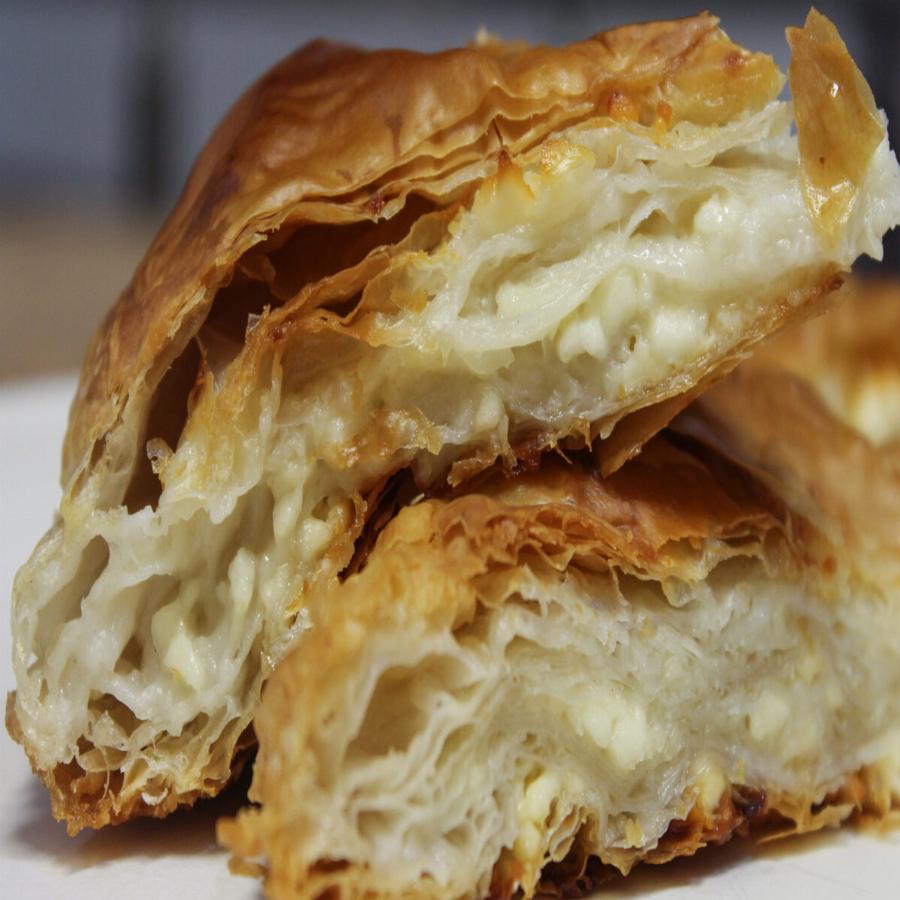 Τυρόπιτα σαν μπουγάτσα: Εύκολη τυροπιτούλα, οικονομική με 4 υλικά