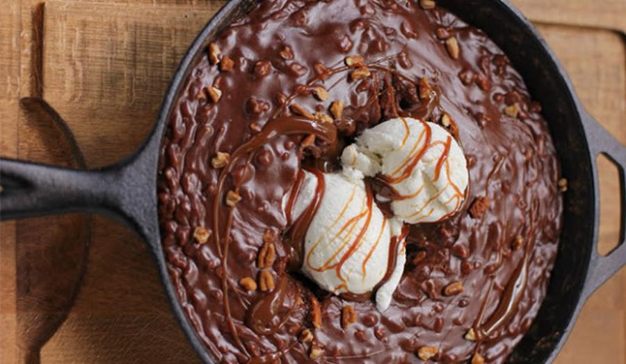 Σοκολατόπιτα στο τηγάνι με λίγα υλικά και έτοιμη σε πολύ λίγο χρόνο – Θα τους ξετρελάνετε όλους