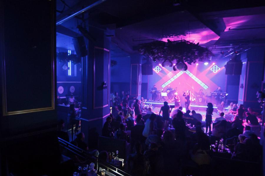 Απογευματινά μπουζούκια: Πρεμιέρα στο Μπουρνάζι με πλήθος κόσμου – Έγινε το αδιαχώρητο