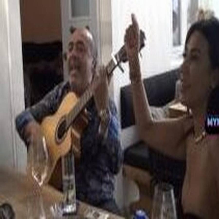 Μύκονος Ματογιάννια: Δείτε τον βασιλιά των τσιγγάνων να τραγουδάει