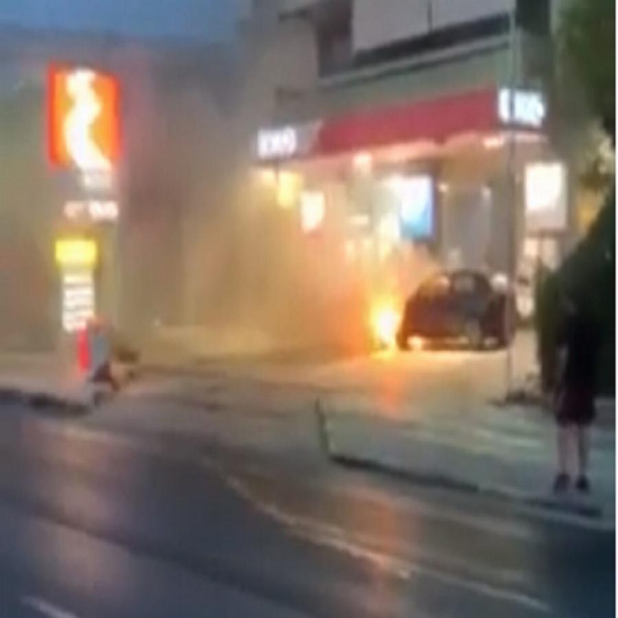 Παραλιακή αυτοκίνητο: Είδαν το χάρο με τα μάτια τους – Φλεγόμενο αυτοκίνητο πήγε σε βενζινάδικο στην παραλιακή