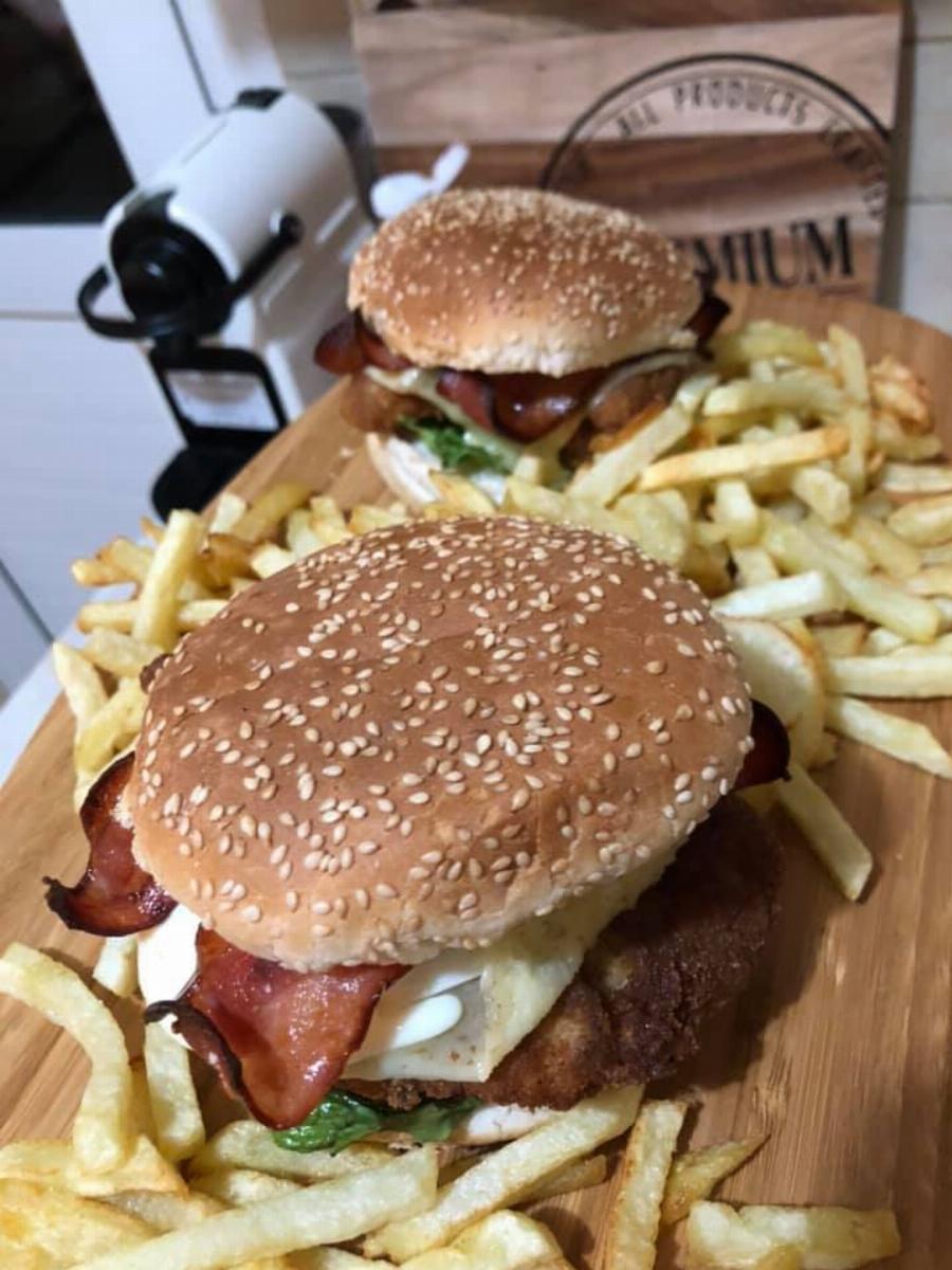 Σπιτικά burger: Φτιάξτε τα με κοτόπουλο, μπέικον και τηγανιτές πατάτες