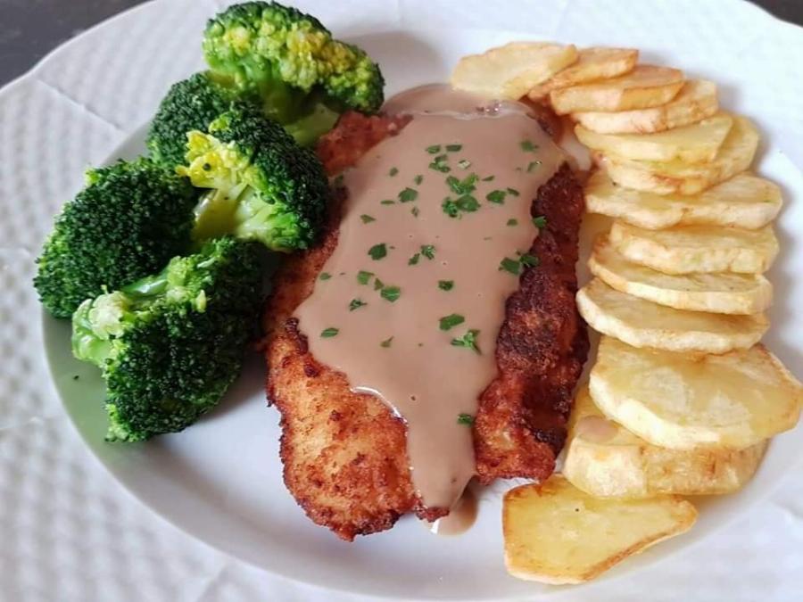 Σνίτσελ κοτόπουλο στο τηγάνι: Με Braun σως, μπρόκολο και τηγανητές πατάτες