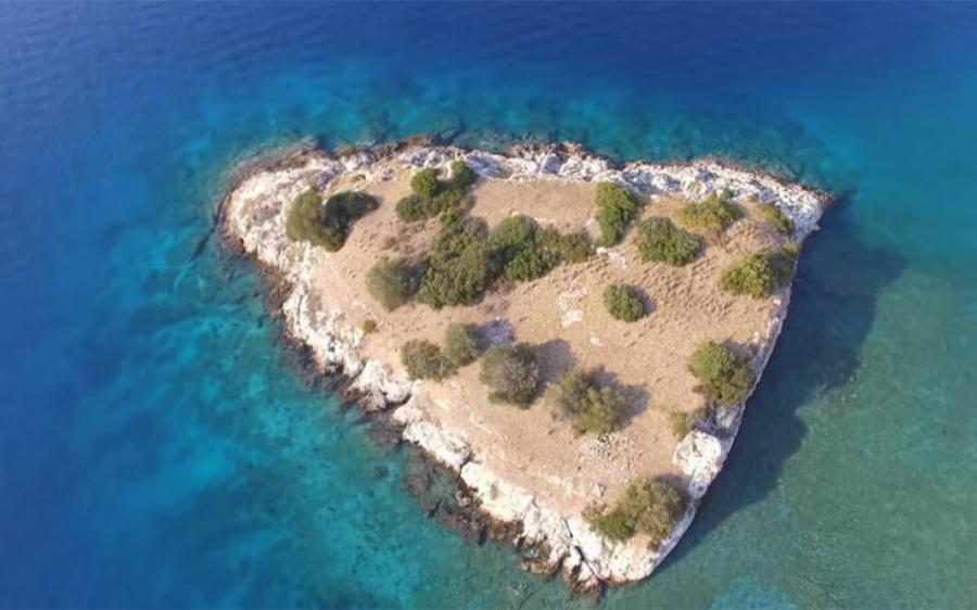 Το άγνωστο νησί των βρικολάκων στην Κορινθία και η ιστορία πίσω από την ονομασία του