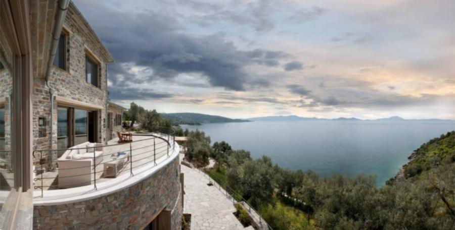 Η εντυπωσιακή κατοικία στο Πήλιο με την απίστευτη θέα στη θάλασσα πάνω σε μια πλαγιά με ελαιώνες