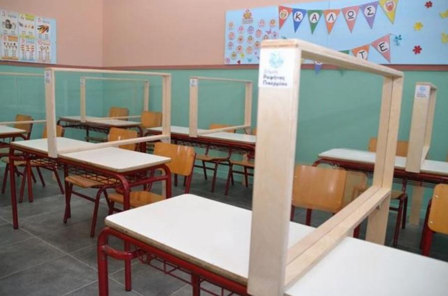 Σχολεία μέτρα: Πλέξιγκλας στα θρανία και θερμικές πύλες εισόδου – Εικόνες από σχολεία