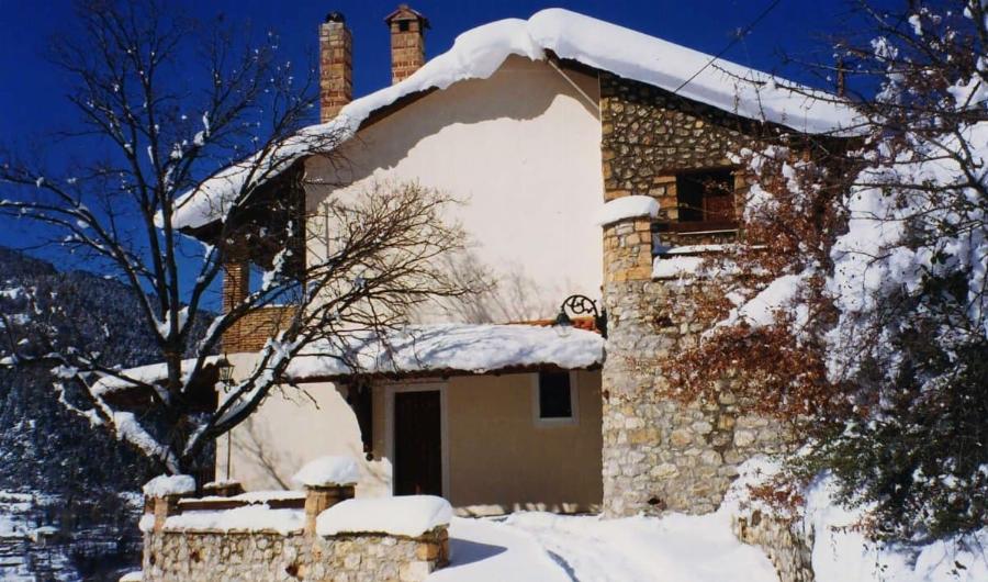 2 ώρες από την Αθήνα, ένα παραδεισένιο χωριουδάκι κρυμμένο μέσα στα έλατα που μπορείς να μέινεις με 30ε τη μέρα το άτομο