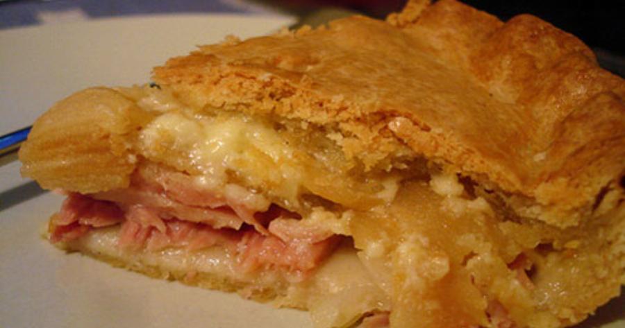 Πικάντικη ζαμπονοτυρόπιτα: Λαχταριστή συνταγή με φέτα και λίγα υλικά