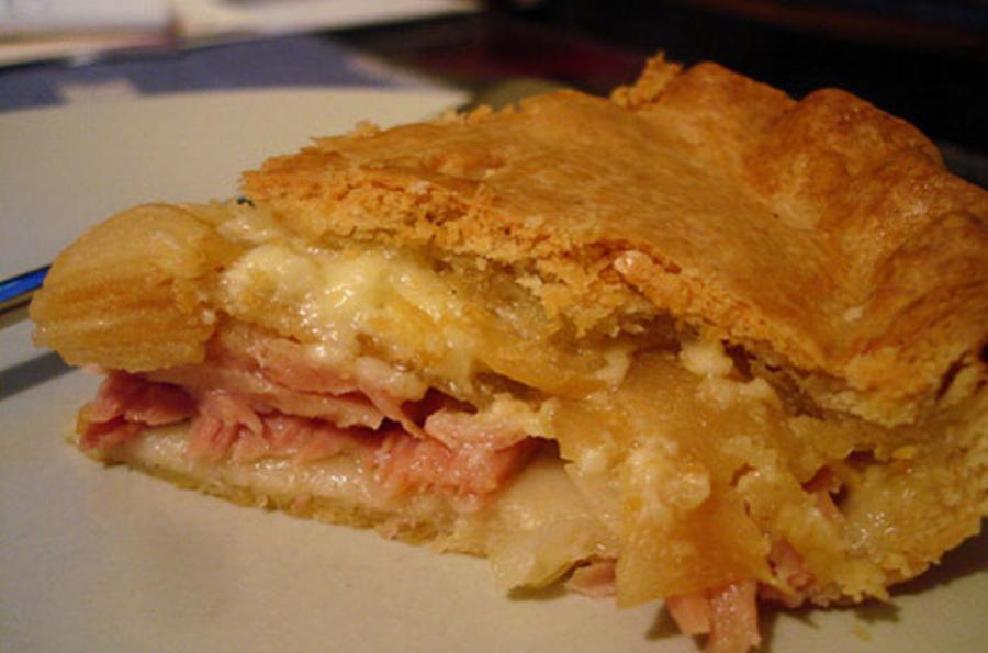 Πικάντικη ζαμπονοτυρόπιτα: Λαχταριστή συνταγή με φέτα και λίγα υλικά