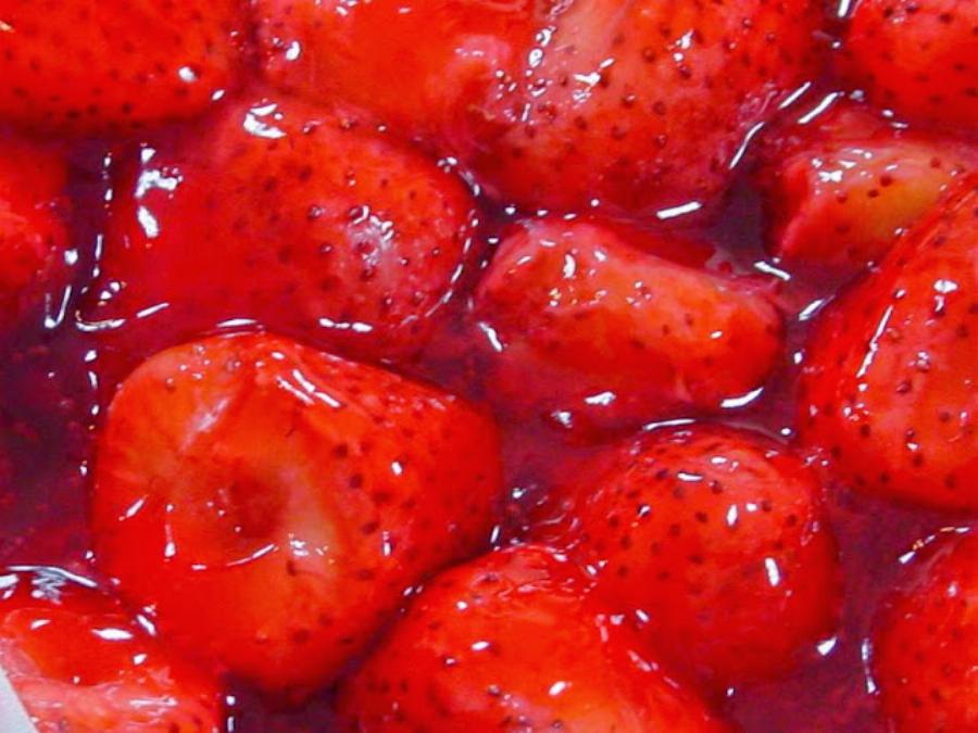 Γλυκάκι της γιαγιάς: Φραουλένιο, δροσερό και τρως όσο θες αφού δεν παχαίνει