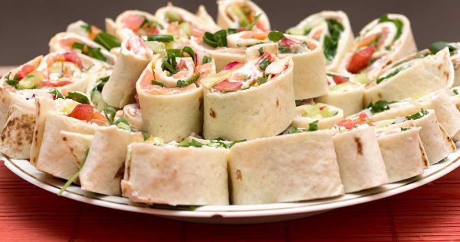 Σχολικό σνακ: Ρολάκια αραβικής πίτας με κοτόπουλο – Το λατρεύουν τα παιδιά