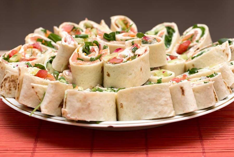 Σχολικό σνακ: Ρολάκια αραβικής πίτας με κοτόπουλο – Το λατρεύουν τα παιδιά