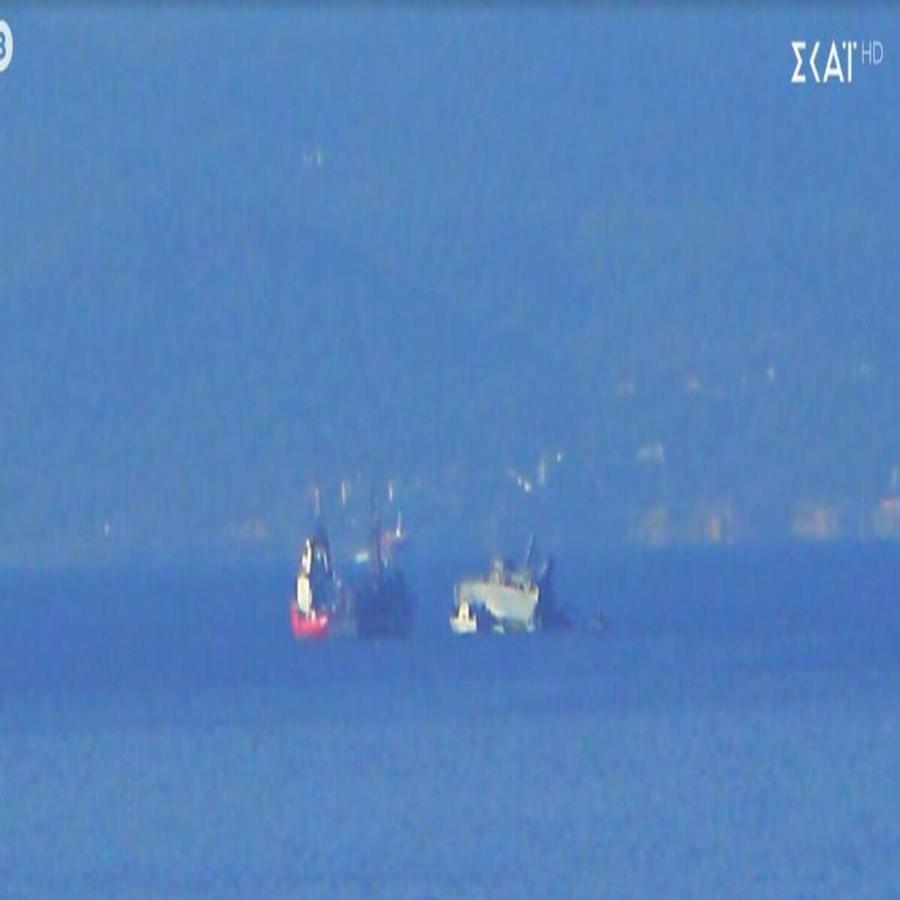 Πειραιάς: Απίστευτο περιστατικό – Πλοίο του Πολεμικού Ναυτικού συγκρούστηκε με εμπορικό πλοίο