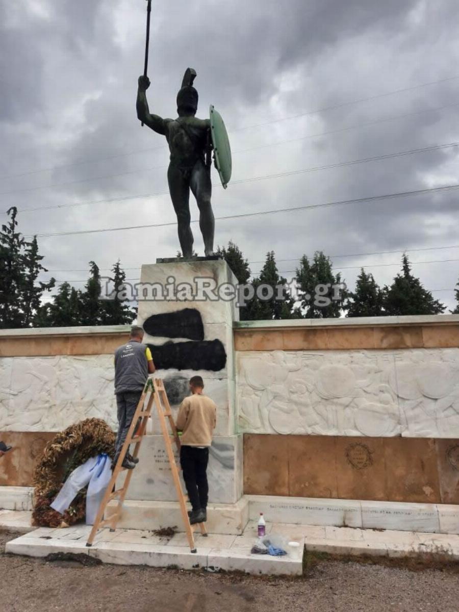 Θερμοπύλες: Ασυνείδητοι βεβήλωσαν το άγαλμα του Λεωνίδα την 28η Οκτωβρίου