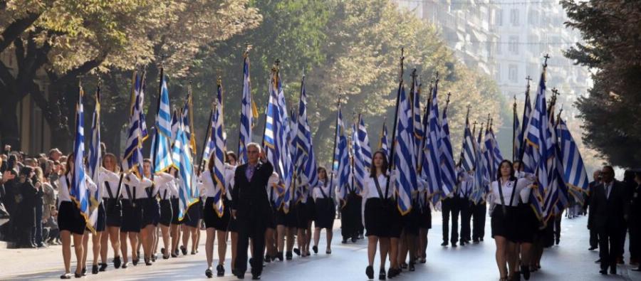 Παρέλαση στην Αίγινα: Απίστευτες εικόνες στο νησί – Έκαναν παρέλαση παρά την απαγόρευση και χωρίς μάσκες