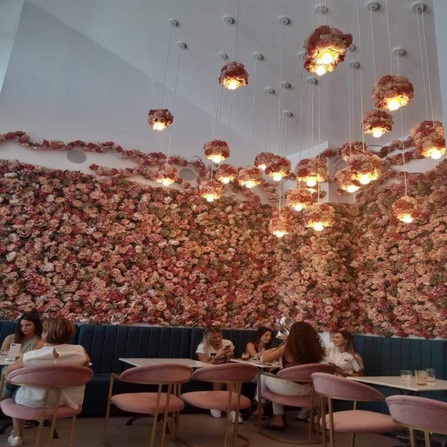Παραδεισένιο καφέ στην Αθήνα: Το café-bar που ομορφαίνει το κέντρο της Αθήνας με τα λουλούδια του και τα γλυκά του