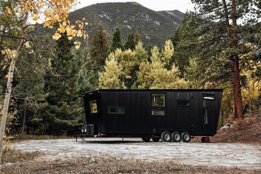Είναι 28τμ, το πηγαίνεις παντού, έχει ξύλινο κατάστρωμα και μπαλκόνι, χωράει μέσα μια ολόκληρη οικογένεια και δεν χρειάζεται άδεια