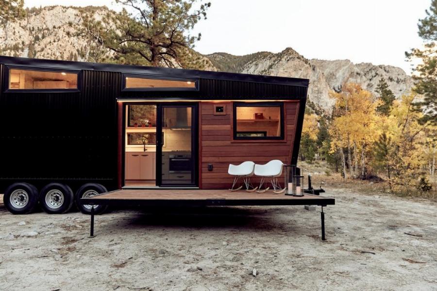 Είναι 28τμ, το πηγαίνεις παντού, έχει ξύλινο κατάστρωμα και μπαλκόνι, χωράει μέσα μια ολόκληρη οικογένεια και δεν χρειάζεται άδεια