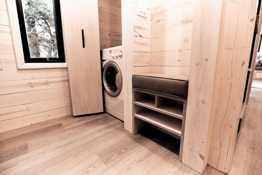 Είναι 28τμ, το πηγαίνεις παντού, έχει ξύλινο κατάστρωμα και μπαλκόνι, χωράει μέσα μια ολόκληρη οικογένεια και δεν χρειάζεται άδεια