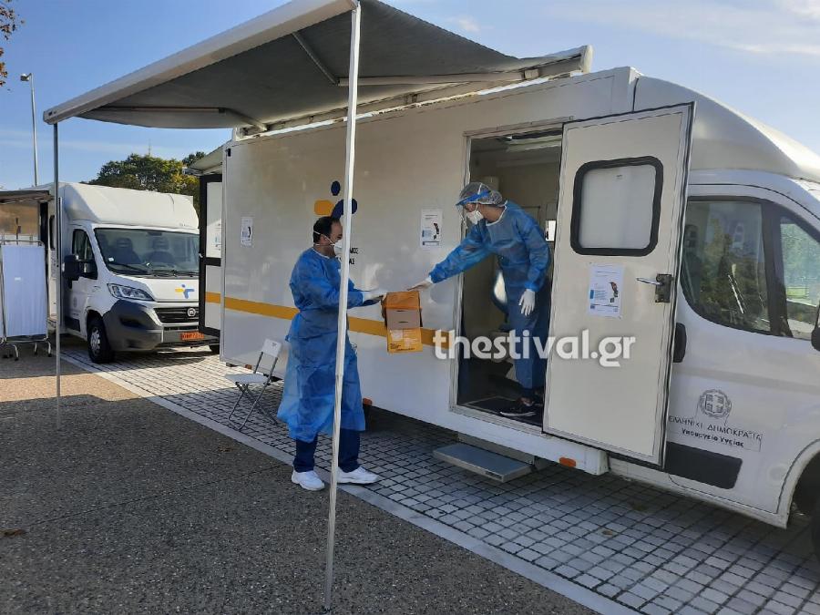 Θεσσαλονίκη δωρεάν τεστ: Σοκαριστικές εικόνες με τεράστιες ουρές από κόσμο που περιμένει να κάνει τεστ