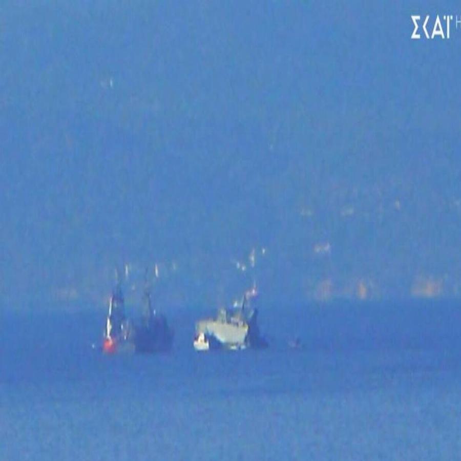 Πειραιάς: Απίστευτο περιστατικό – Πλοίο του Πολεμικού Ναυτικού συγκρούστηκε με εμπορικό πλοίο