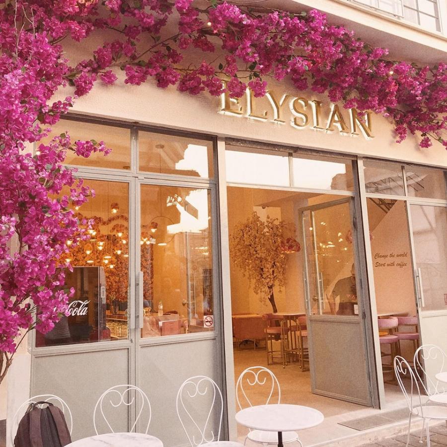 Παραδεισένιο καφέ στην Αθήνα: Το café-bar που ομορφαίνει το κέντρο της Αθήνας με τα λουλούδια του και τα γλυκά του