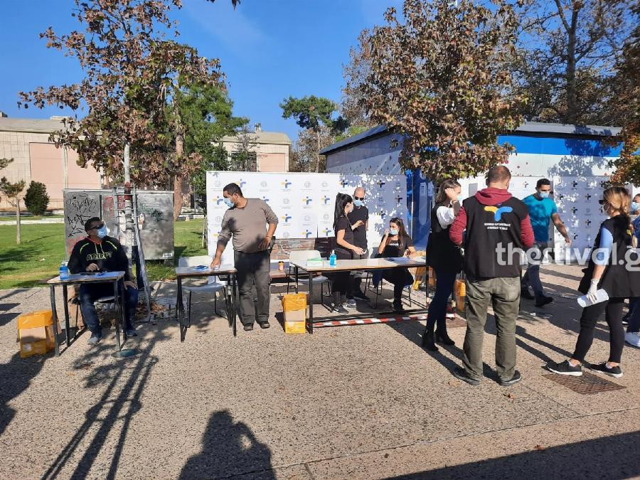 Θεσσαλονίκη δωρεάν τεστ: Σοκαριστικές εικόνες με τεράστιες ουρές από κόσμο που περιμένει να κάνει τεστ