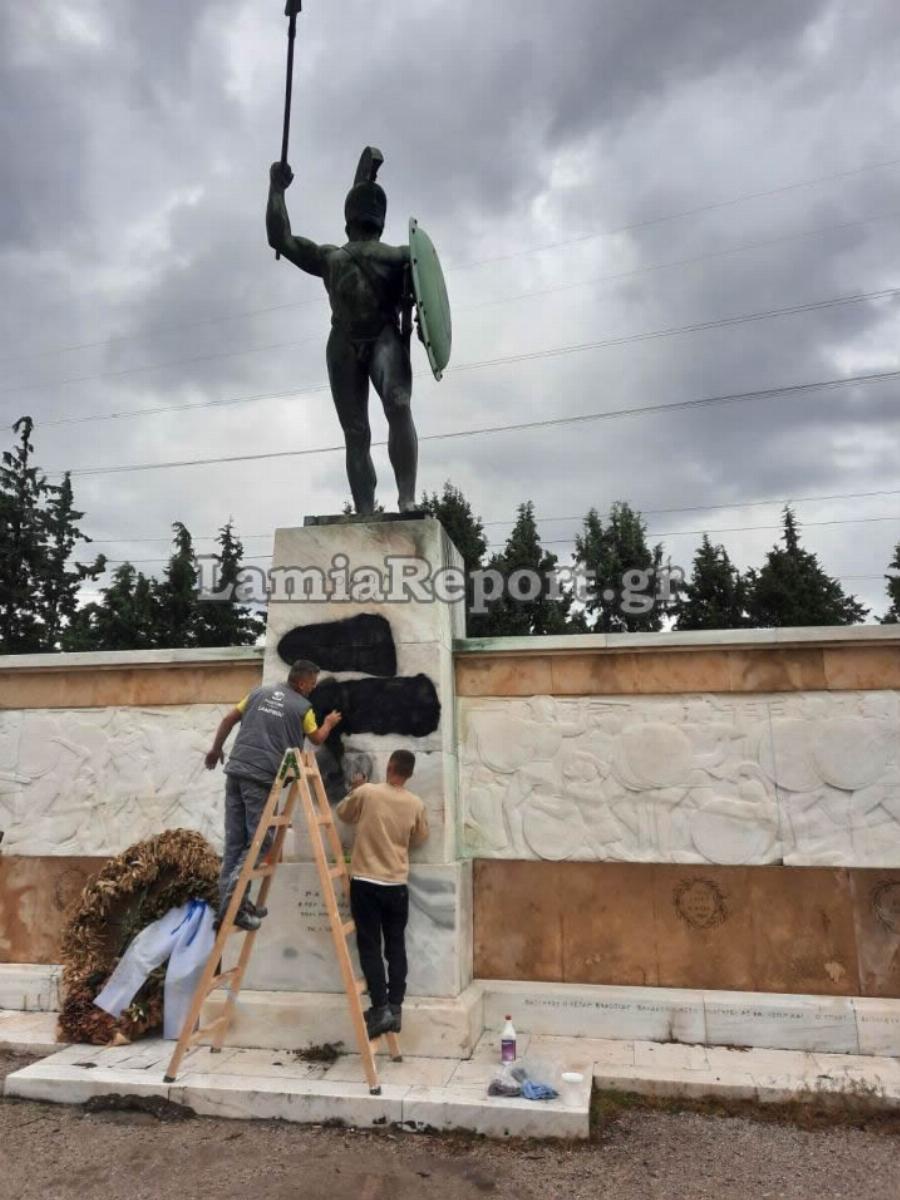 Θερμοπύλες: Ασυνείδητοι βεβήλωσαν το άγαλμα του Λεωνίδα την 28η Οκτωβρίου