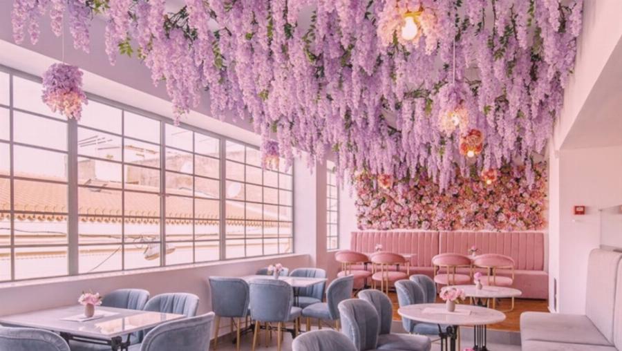 Παραδεισένιο καφέ στην Αθήνα: Το café-bar που ομορφαίνει το κέντρο της Αθήνας με τα λουλούδια του και τα γλυκά του