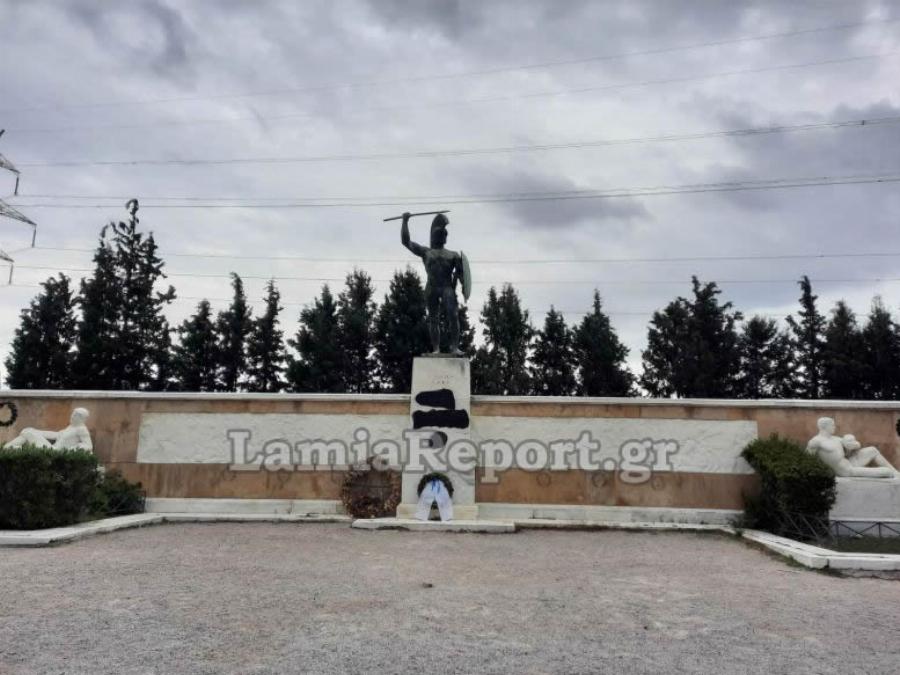 Θερμοπύλες: Ασυνείδητοι βεβήλωσαν το άγαλμα του Λεωνίδα την 28η Οκτωβρίου