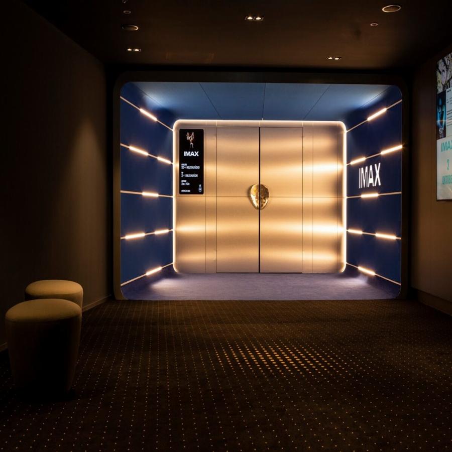 Σινεμά με κρεβάτια: Υπερλούξ εμπειρία με διπλά κρεβάτια και μαξιλάρια