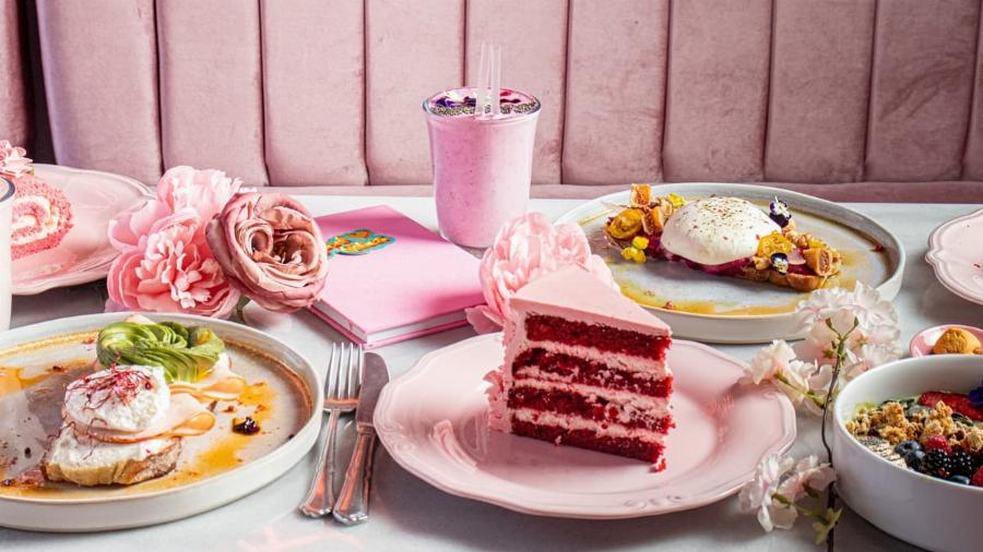 Παραδεισένιο καφέ στην Αθήνα: Το café-bar που ομορφαίνει το κέντρο της Αθήνας με τα λουλούδια του και τα γλυκά του