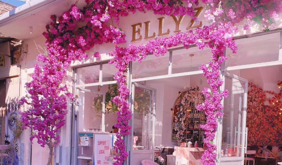 Παραδεισένιο καφέ στην Αθήνα: Το café-bar που ομορφαίνει το κέντρο της Αθήνας με τα λουλούδια του και τα γλυκά του