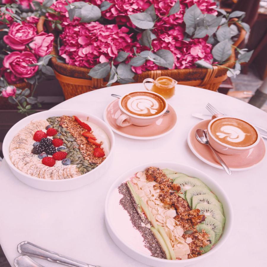 Παραδεισένιο καφέ στην Αθήνα: Το café-bar που ομορφαίνει το κέντρο της Αθήνας με τα λουλούδια του και τα γλυκά του